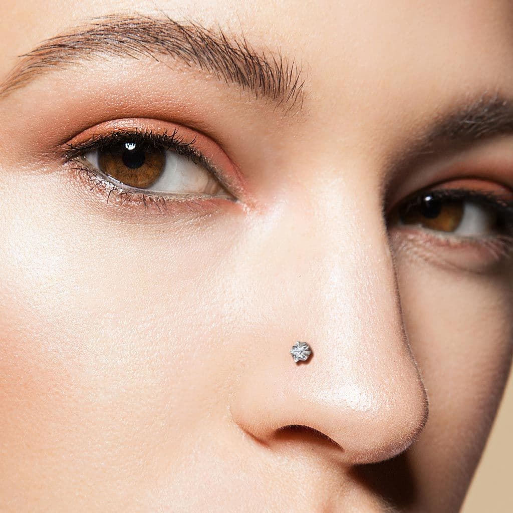 Zahnutý piercing do nosu - titan hvězda, čirý kamínek - náhled 5