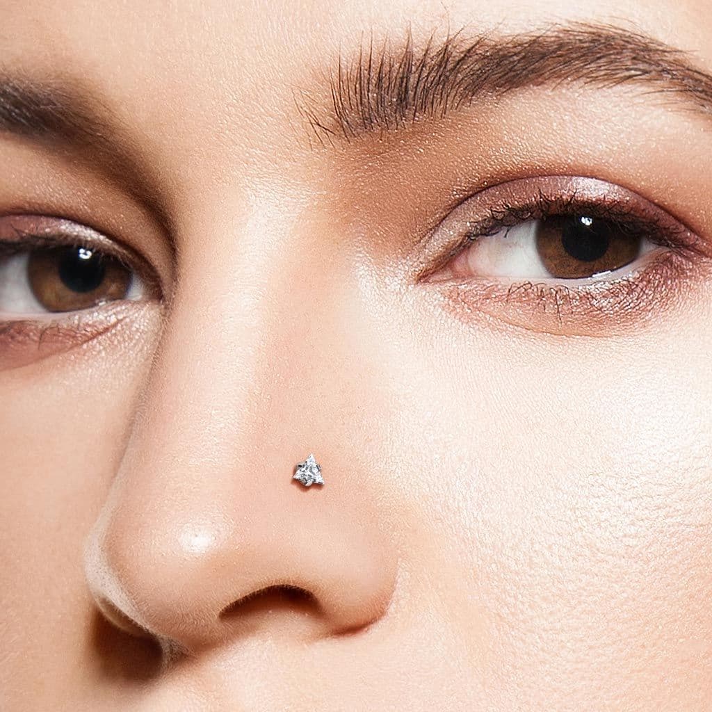Zahnutý piercing do nosu - titan trojúhelník, čirý kamínek - TIT1043-C - náhled 4