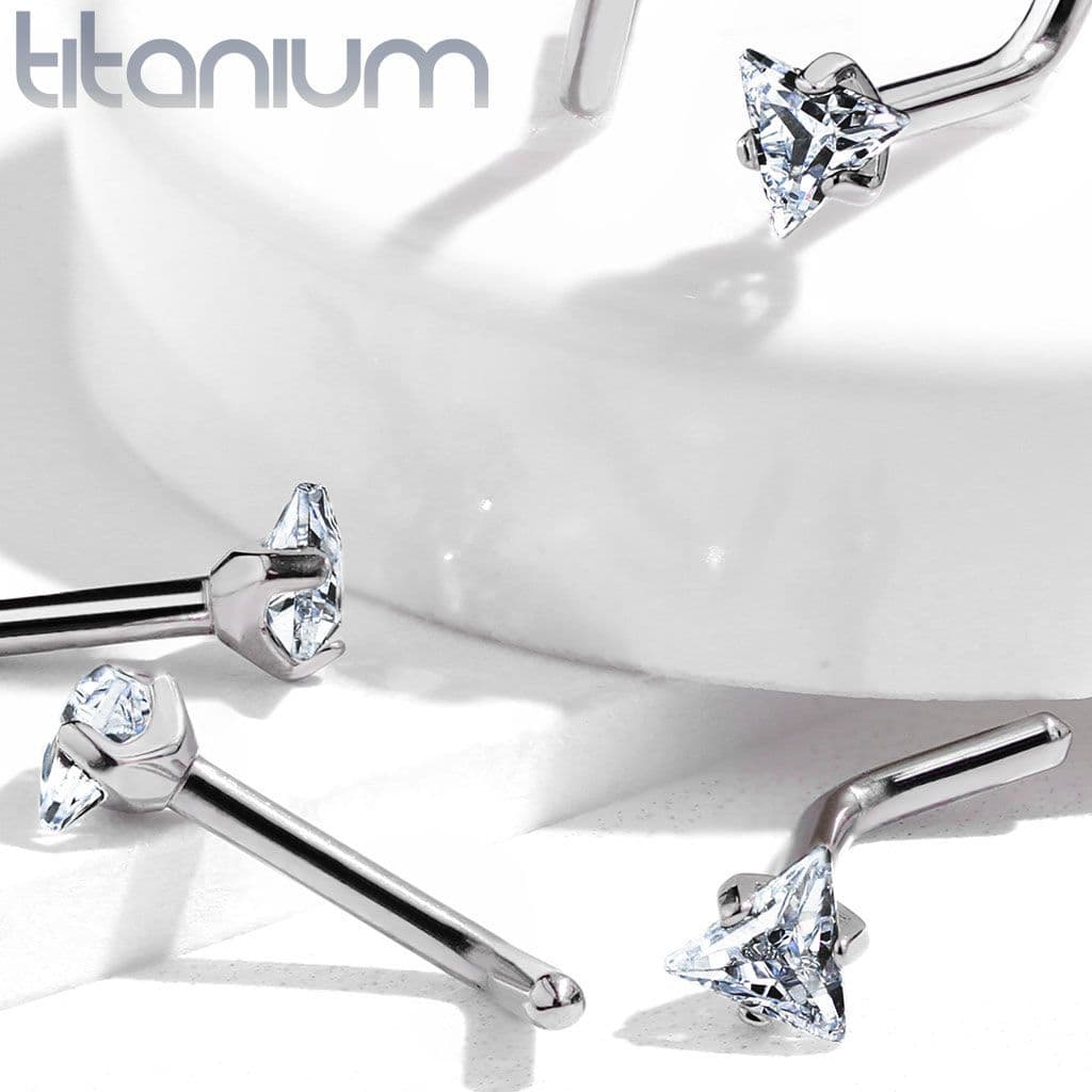 Zahnutý piercing do nosu - titan trojúhelník, čirý kamínek - TIT1043-C - náhled 5