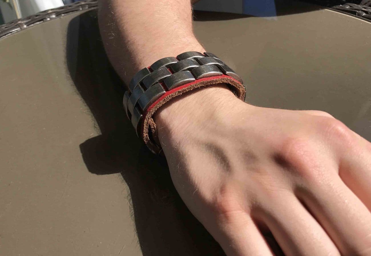 Kožený náramek s kovovými destičkami - náhled 3