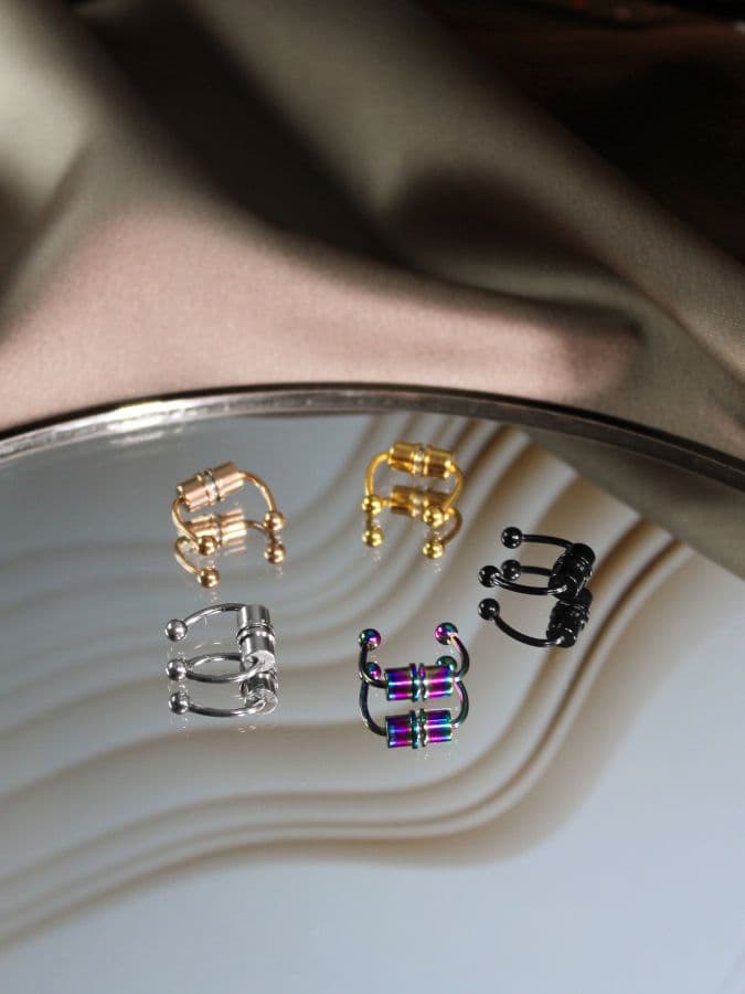Duhový falešný magnetický septum piercing do nosu - NS0048-W - náhled 3