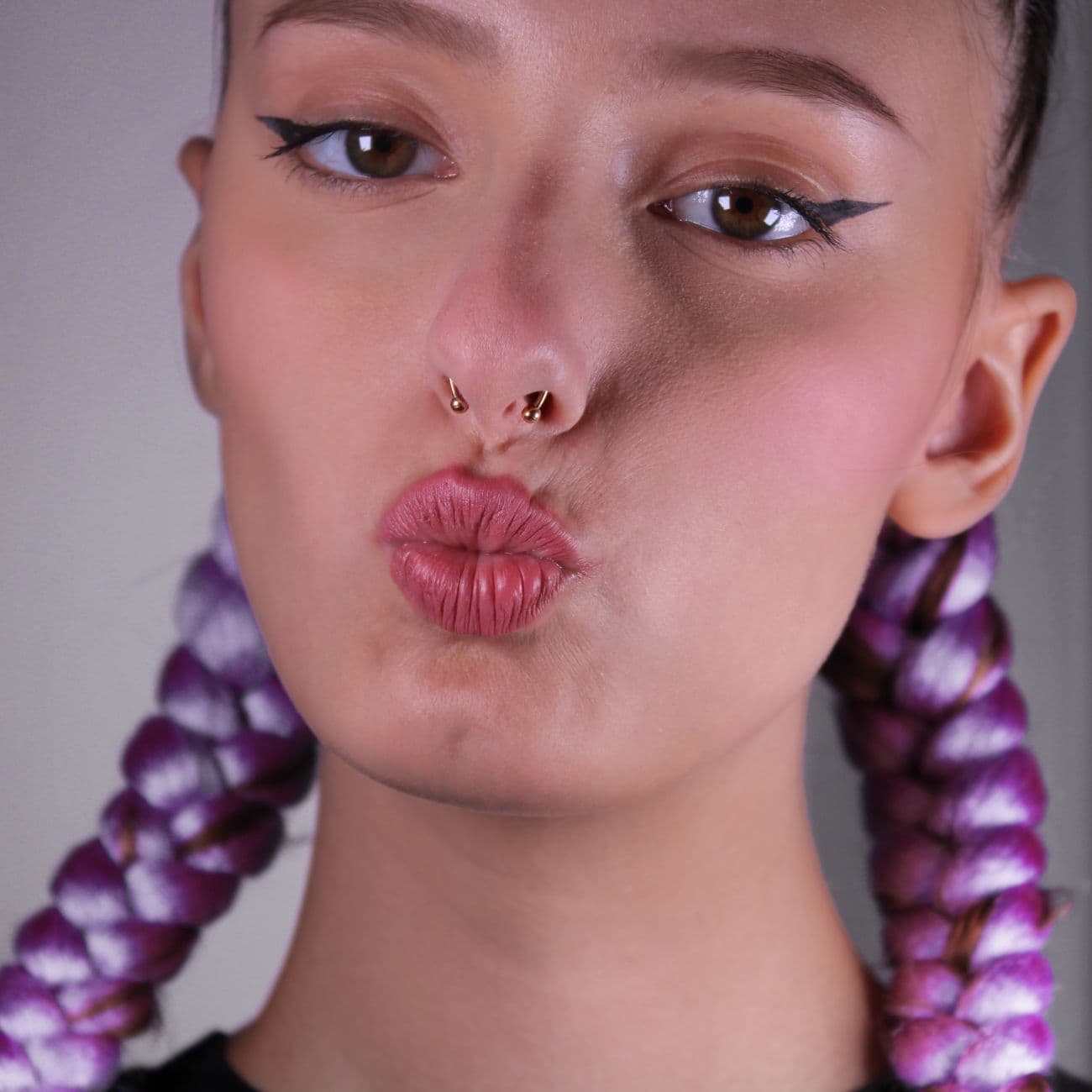 Zlacený falešný magnetický septum piercing do nosu - NS0048-RD - náhled 5