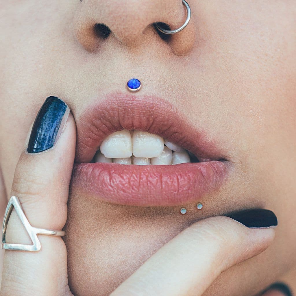 Piercing labreta chirurgická ocel s modrým opálem (0,8 x 6 x 2 mm) - náhled 2