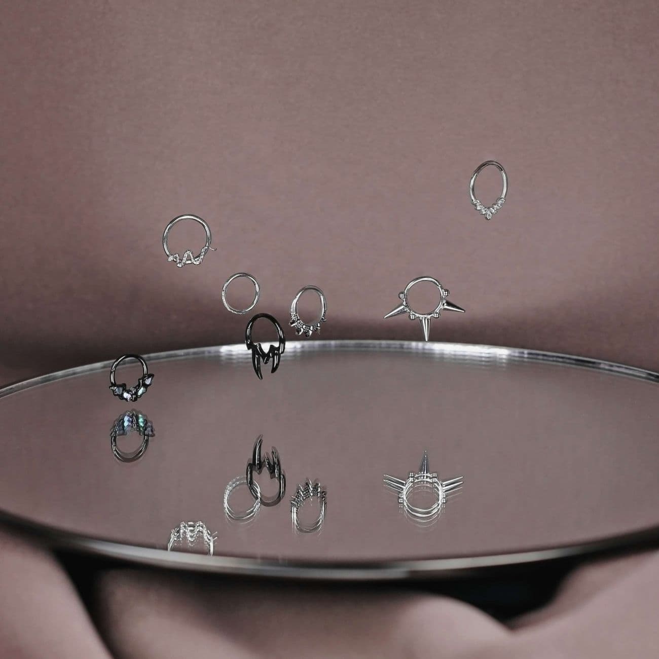 Zlacený segment kruh se zirkony, septum piercing (1,2 x 10 mm) - náhled 3