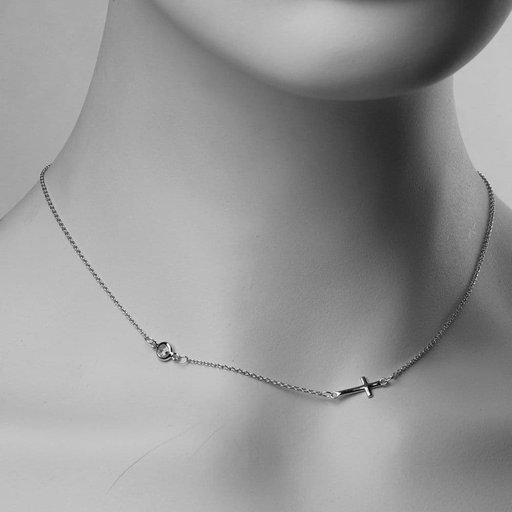 Stříbrný řetízek s bočním křížkem a zirkonem - ZB87906 - náhled 1