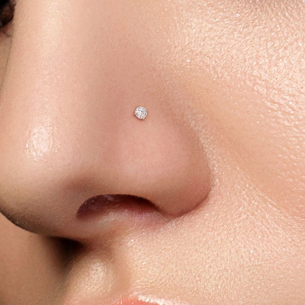 Zlacený zahnutý piercing do nosu - čirý zirkon (2 mm) - N0136GD-020 - náhled 3
