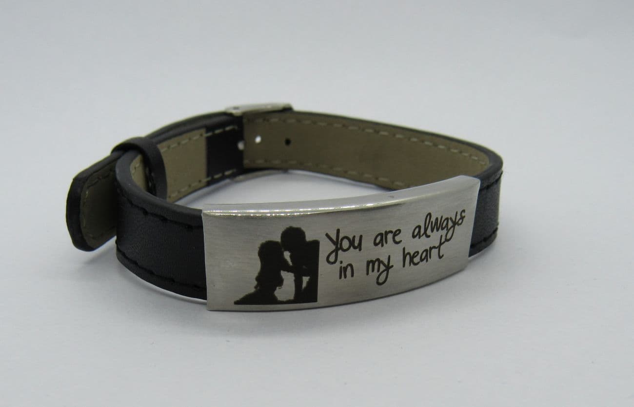 Černý kožený náramek s ocelovou destičkou - náhled 5