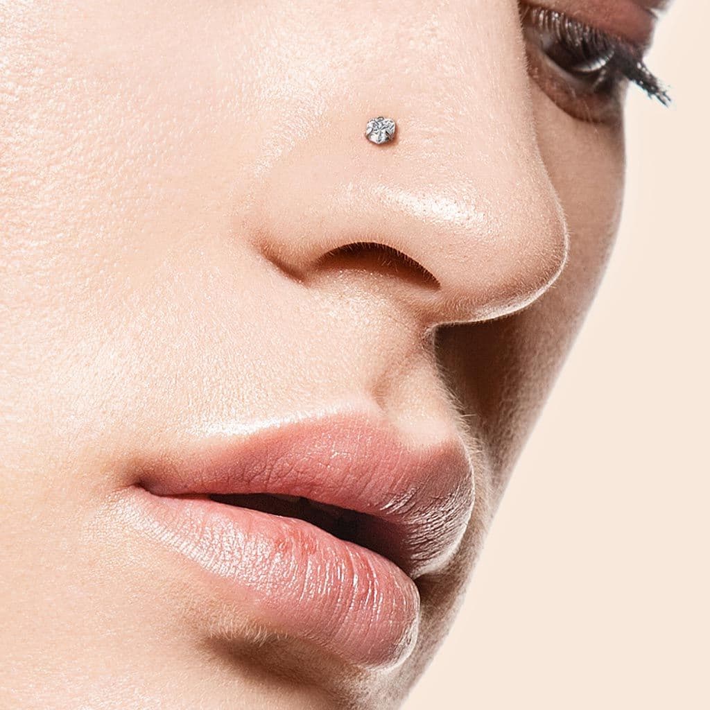 Zahnutý piercing do nosu - titan srdíčko, čirý kamínek - náhled 5